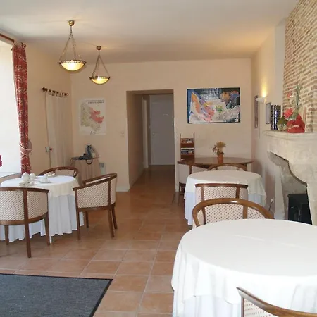 Les Remparts De Gensac Szálloda