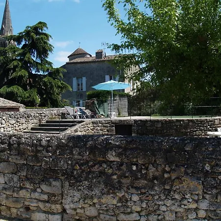 Les Remparts De Gensac Szálloda